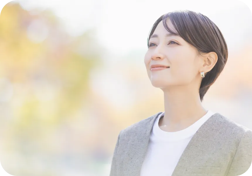 前向きな表情で空を見上げる女性