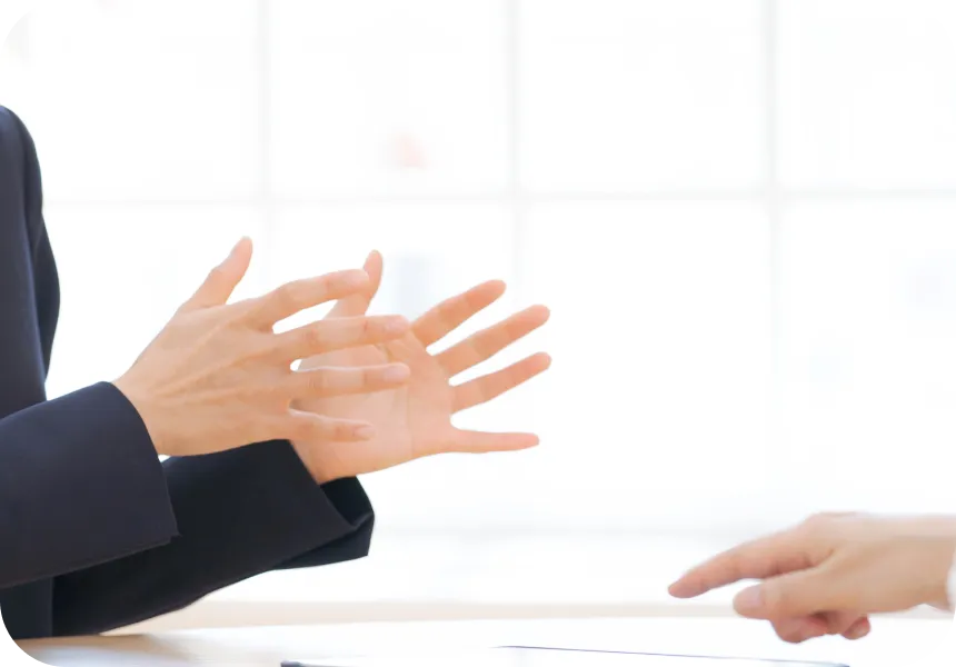 社労士が身振りを交えて質問に答える相談の様子