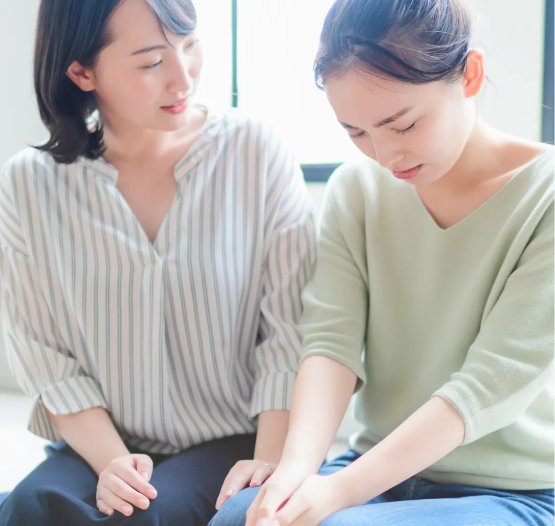 落ち込む家族に寄り添う女性