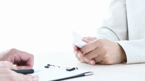 書類を見ながら丁寧に話を聞く様子
